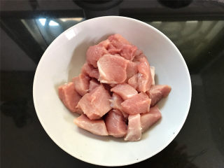 香辣田螺塞肉,新鲜的猪肉清洗干净后切成小粒。