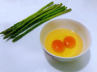 芦笋炒鸡蛋,准备好所有的食材，两个鸡蛋打入碗里，加入一点点盐一点的水，用筷子搅散备用。