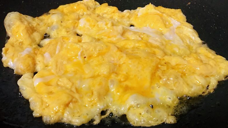 芦笋炒鸡蛋,倒入蛋液，炒至蛋液凝固成型。
