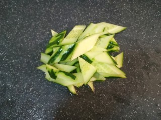 彩蔬焖豆腐,黄瓜洗净削皮切片