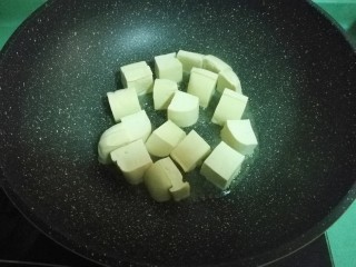 彩蔬焖豆腐,放入豆腐小火慢慢煎