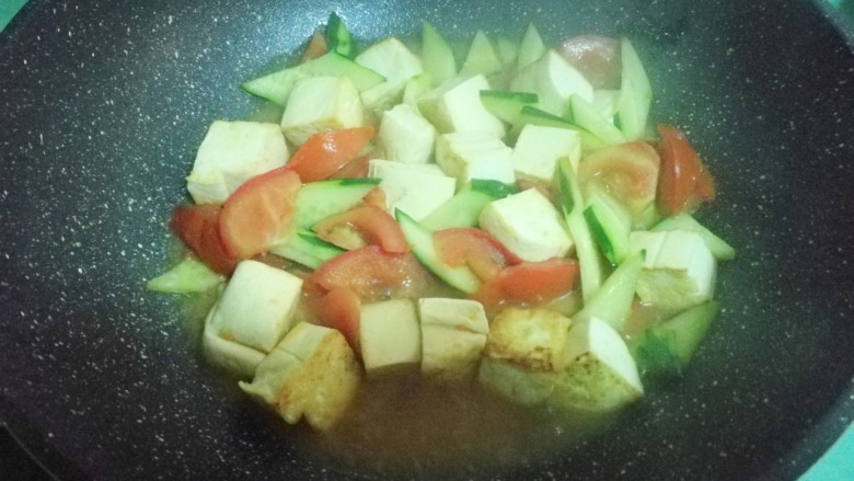 彩蔬焖豆腐,盖上盖子焖至豆腐入味，这是我的减肥餐，少油少盐