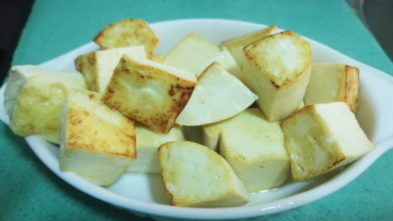 彩蔬焖豆腐,豆腐煎到微微金黄，盛起备用