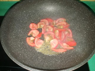 彩蔬焖豆腐,锅里无需再放油，直接放入番茄，炒至微软