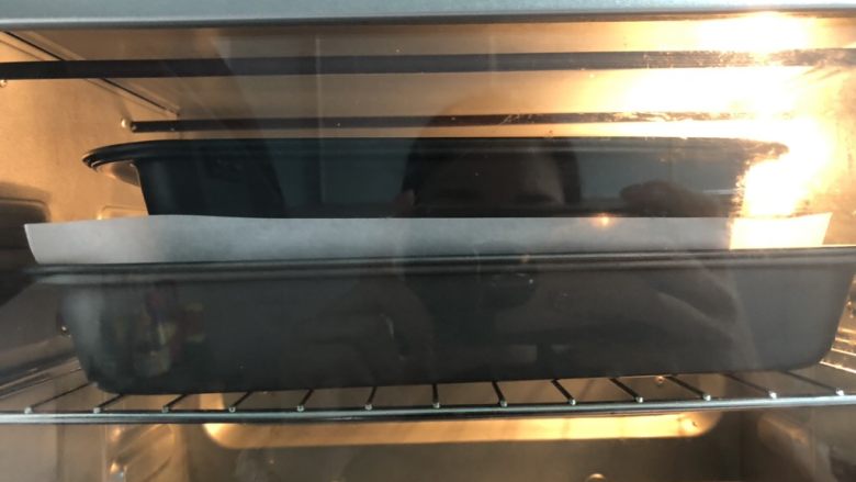 绿豆馅饼,烤箱预热好，进烤箱前，在饼子上铺上另一层油脂，放上一个模具，这样是为了让饼子在烤制的过程中，更好的定型。按上下火150度，烤25分钟