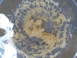 黄油曲奇,每一次彻底打均匀之后，再加下一次糖粉
