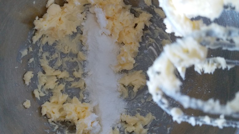黄油曲奇,分3次加入糖粉，用电动打蛋器进行打发。