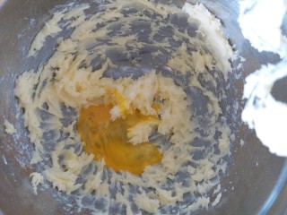 黄油曲奇,分三次加入蛋液打发