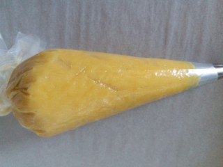 黄油曲奇,拌均匀后装入裱花袋内。