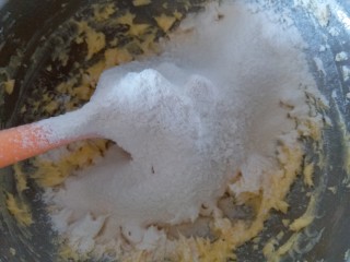 黄油曲奇,加入过筛的低粉