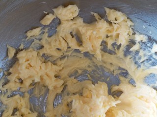 黄油曲奇,再加入蛋液，用电动打蛋器进行打发，打发黄油成羽毛状