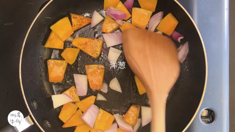 视频｜松茸南瓜羹｜牛佤松茸食谱,热锅下油，放入南瓜和洋葱，翻炒。