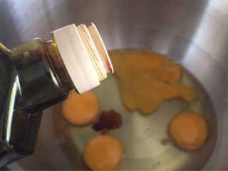 好吃不上火的蒸蛋糕,做法：把4个鸡蛋打到一个无水无油的打蛋盆内，并滴上几滴香草精；