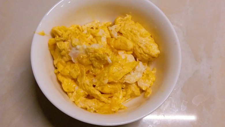 玉米粒番茄盅,鸡蛋炒碎  放到小碗里备用