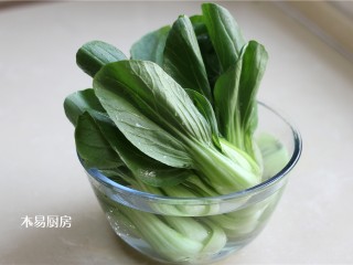 青菜炒火腿,新鲜的小油菜4-6棵，用清水冲洗干净。