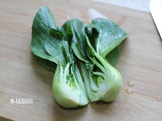青菜炒火腿,取一棵小油菜，竖着从中间切开。