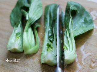 青菜炒火腿,再将半棵小油菜再竖着对半切开。即每棵小油菜豆平均剖成4份。