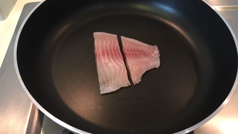 怀石料理-鲷鱼汤,平底锅干煎到熟，上色，大约5分钟搞定