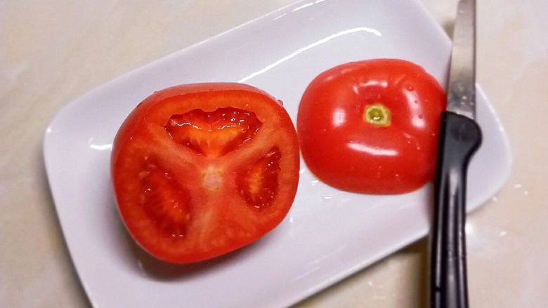 玉米粒番茄盅,番茄用锋利的小刀在1/3处切开