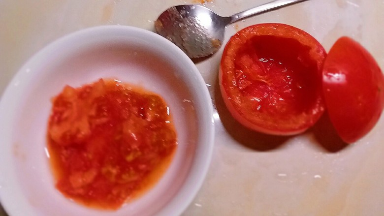 玉米粒番茄盅,用勺子将果肉挖出来  形成碗状