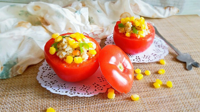 玉米粒番茄盅,表面撒上煮好的玉米粒  增加食欲