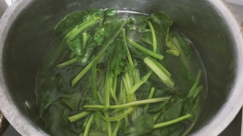 低脂奶香菠菜意面,用煮意面的水焯下菠菜