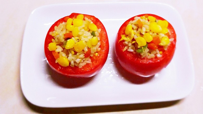 玉米粒番茄盅,将炒好的饭装到番茄小碗里
