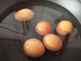 红烧卤蛋,把鸡蛋煮熟