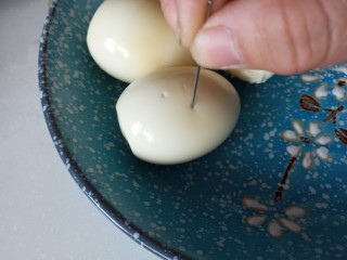 红烧卤蛋,鸡蛋用针扎眼
