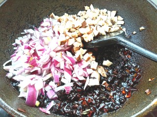 韩国黑豆酱炸酱面,加入香菇，洋葱翻炒均匀
