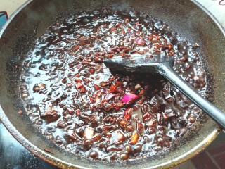 韩国黑豆酱炸酱面,加入适量水，煮5分钟