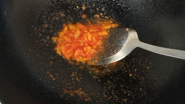 鸡蛋碎肉拌面,加入一勺盐，等番茄融化差不多就可以加入一小碗清水