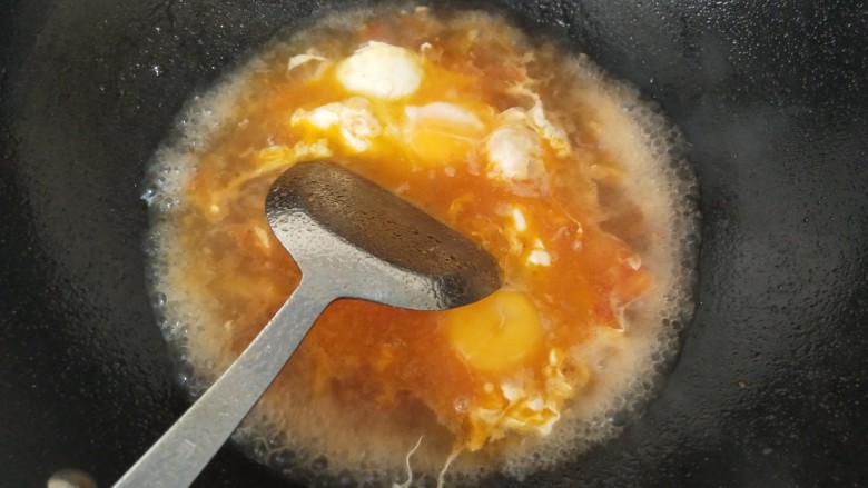 鸡蛋碎肉拌面,水沸腾后，磕入两枚鸡蛋