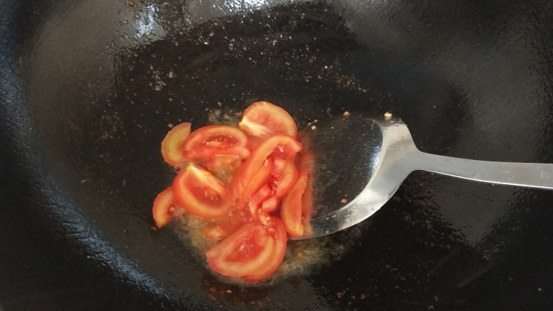 鸡蛋碎肉拌面,另起锅放入少许油，加入切好的番茄
