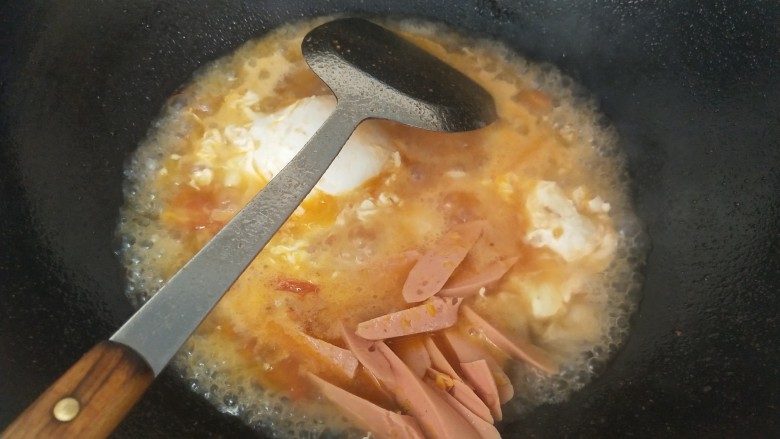 鸡蛋碎肉拌面,再加入热狗搅拌