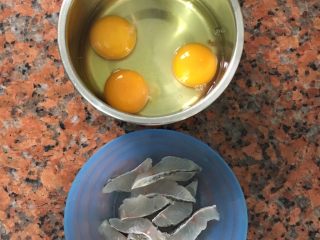 鲈鱼片蒸蛋,鸡蛋磕开，鱼脊切片