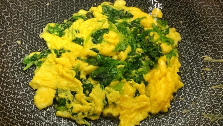 芹菜叶炒鸡蛋,鸡蛋先煎一面。
