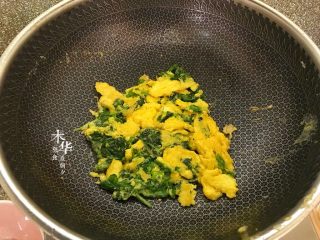 芹菜叶炒鸡蛋,再翻面，煎至有点金黄色。