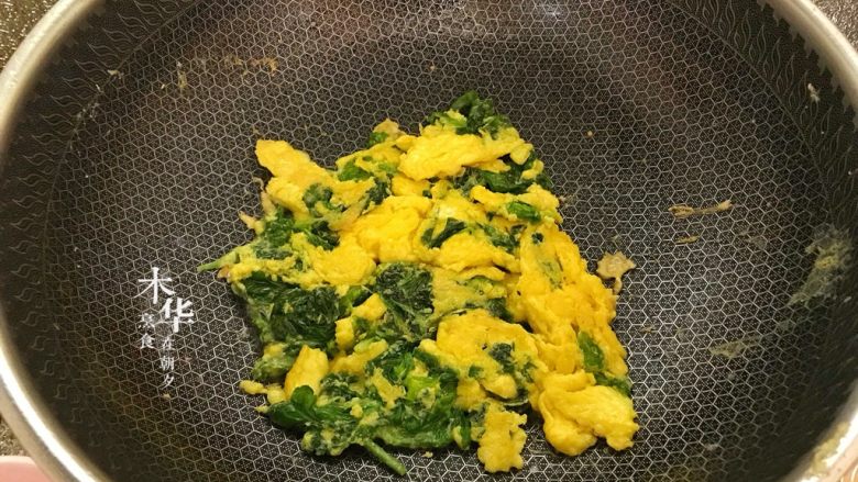 芹菜叶炒鸡蛋,再翻面，煎至有点金黄色。