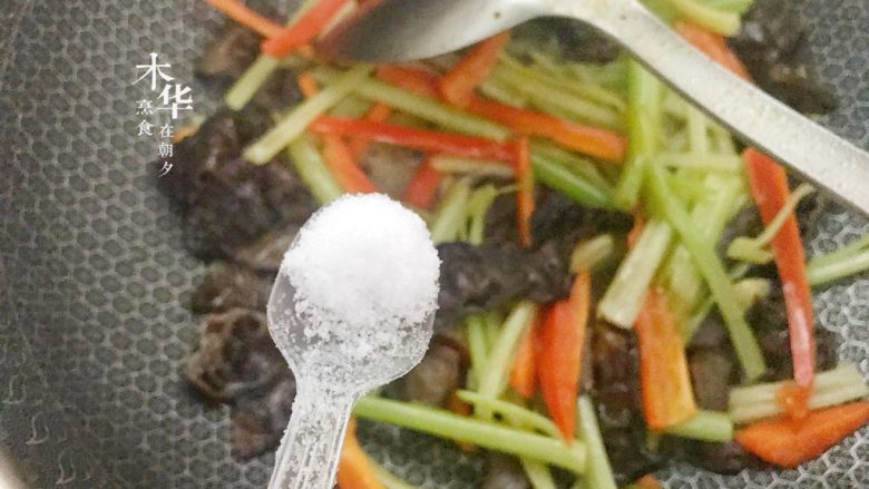 芹菜炒木耳,加点盐调味。