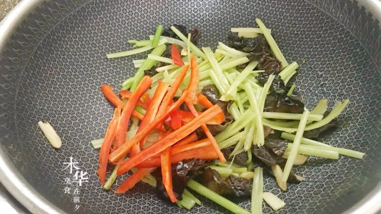 芹菜炒木耳,把红椒倒入翻炒均匀。
