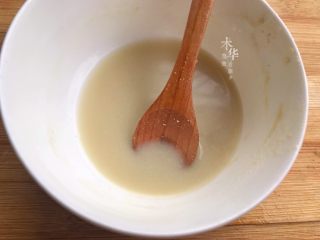 腐乳炒空心菜,腐乳用小碗装加点水调匀。