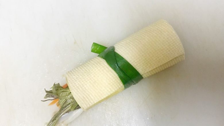 豆腐皮卷香椿,卷起来，用韭菜叶扎紧。