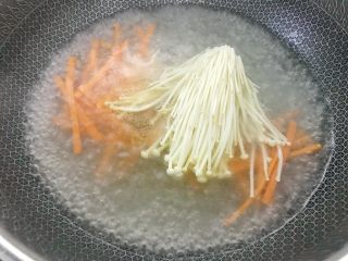豆腐皮卷香椿,再把胡萝卜丝焯水1分钟，金针菇焯水捞出备用。