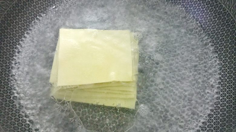 豆腐皮卷香椿,把豆腐皮放入焯水。捞出备用。