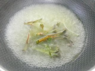 豆腐皮卷香椿,把香椿焯水捞出。再放入韭菜焯水捞出。