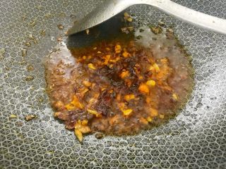 豆腐皮卷香椿,加入豆瓣酱炒均匀即可。盛入味碟中。