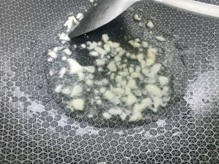 豆腐皮卷香椿,另起油锅，把蒜蓉倒入炒香。