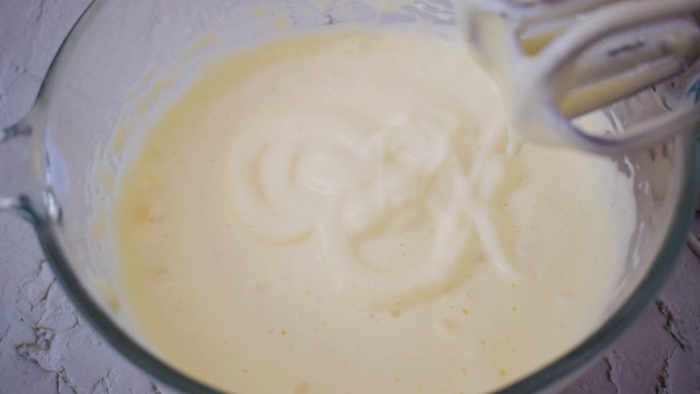 蜂蜜蛋糕,用电动打蛋器打发至蓬松发白，提起打蛋器滴落时纹路不易消失即可