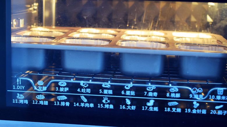 蜂蜜蛋糕,放入预热好的烤箱，上下火150度，中层烤30分钟